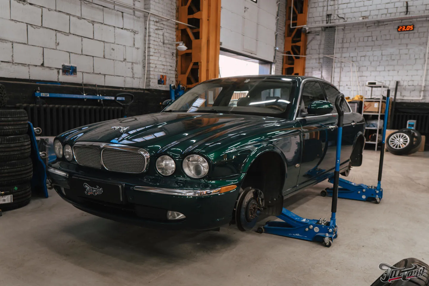 Фирменный шиномонтаж на стендах Hunter для Jaguar XJ8